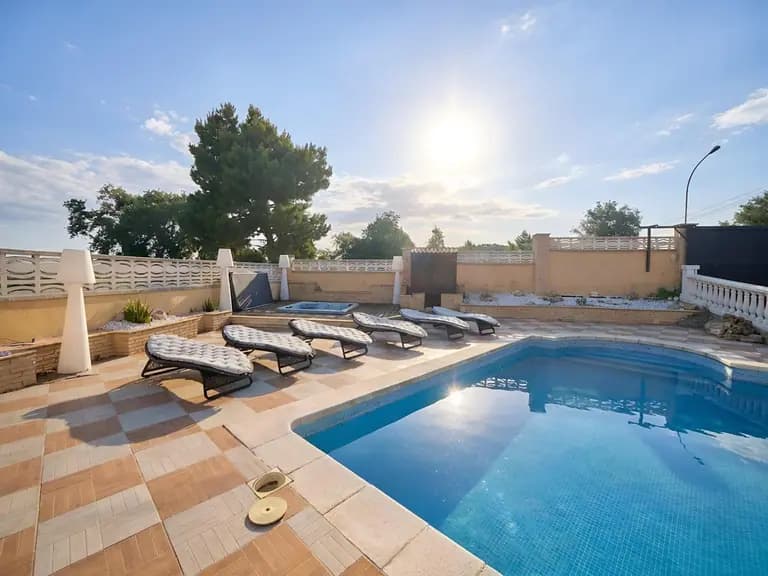 Casa independiente a 4 vientos con piscina y jardín en Lloret Residencial, a solo 10 minutos de Lloret de Mar