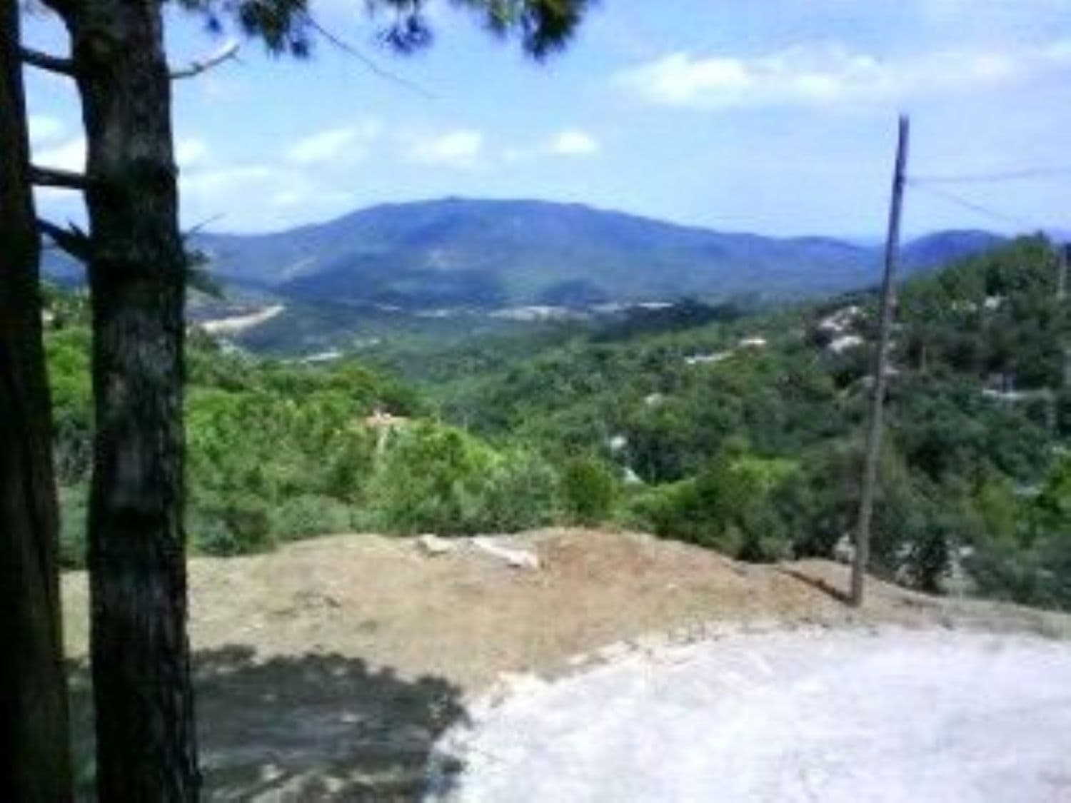 La parcela de 1500 m2 con unas vistas preciosas, tiene acceso a dos calles