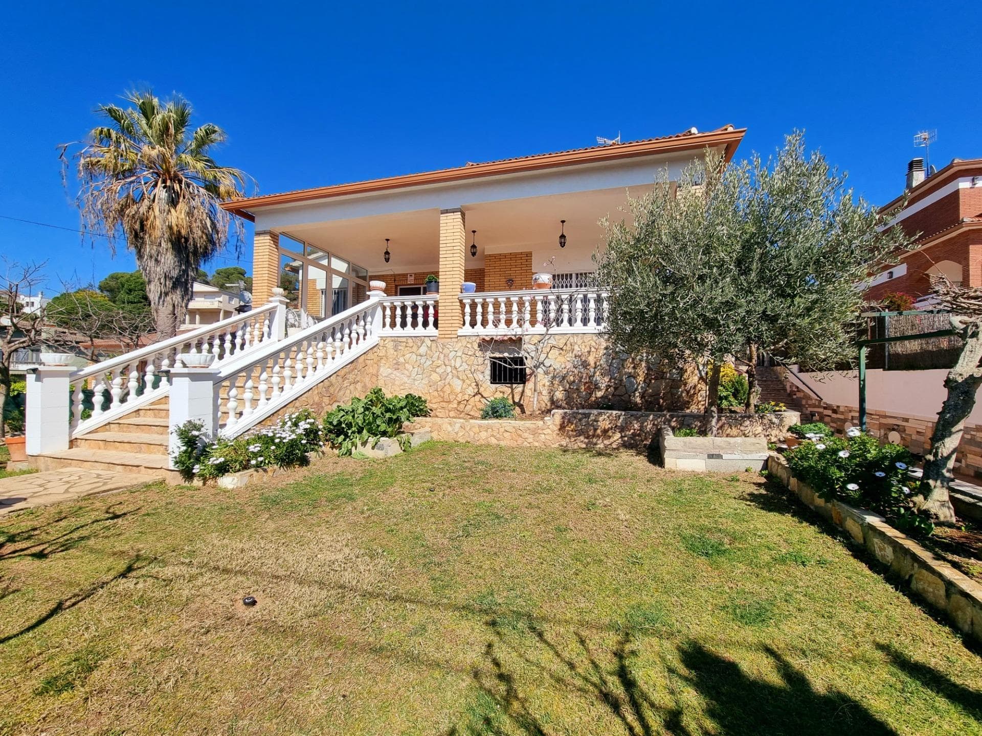 Precioso chalet independiente en venta en la urbanización Lloret Residencial! Esta casa de cuatro vientos