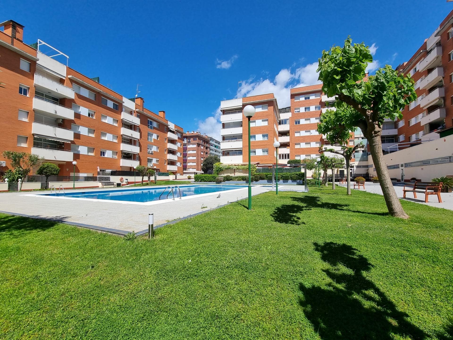 Este hermoso apartamento de tres dormitorios se encuentra en la codiciada zona de Fenals, conocida por su