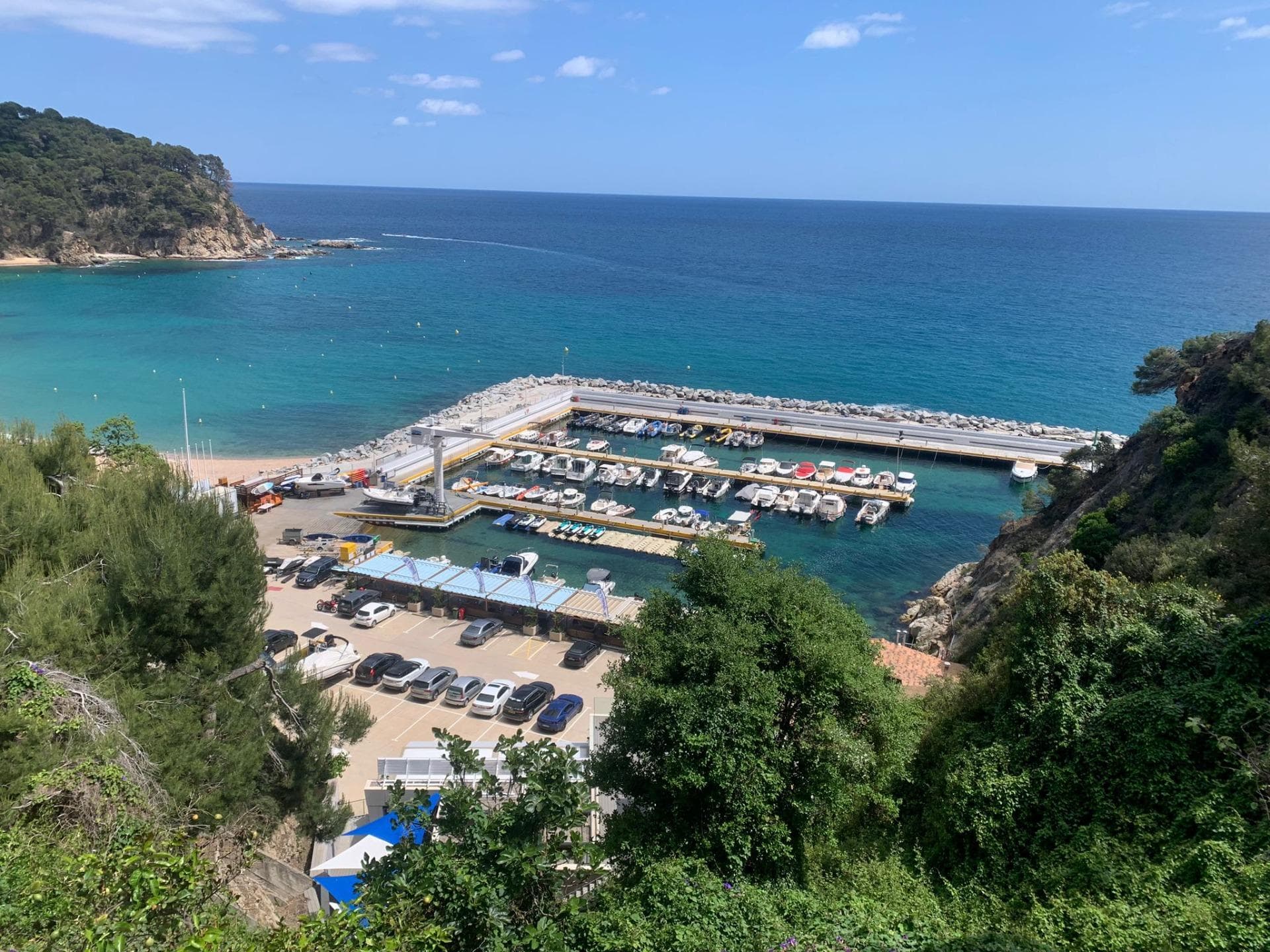 ¡Bienvenidos a una joya frente al mar en la prestigiosa Cala Canyelles!
