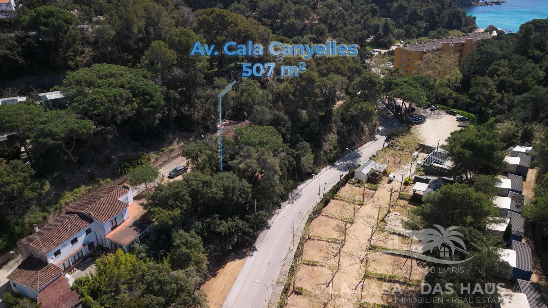 ¡Descubre una oportunidad única en la costa! Esta parcela, ubicada en la exclusiva Av