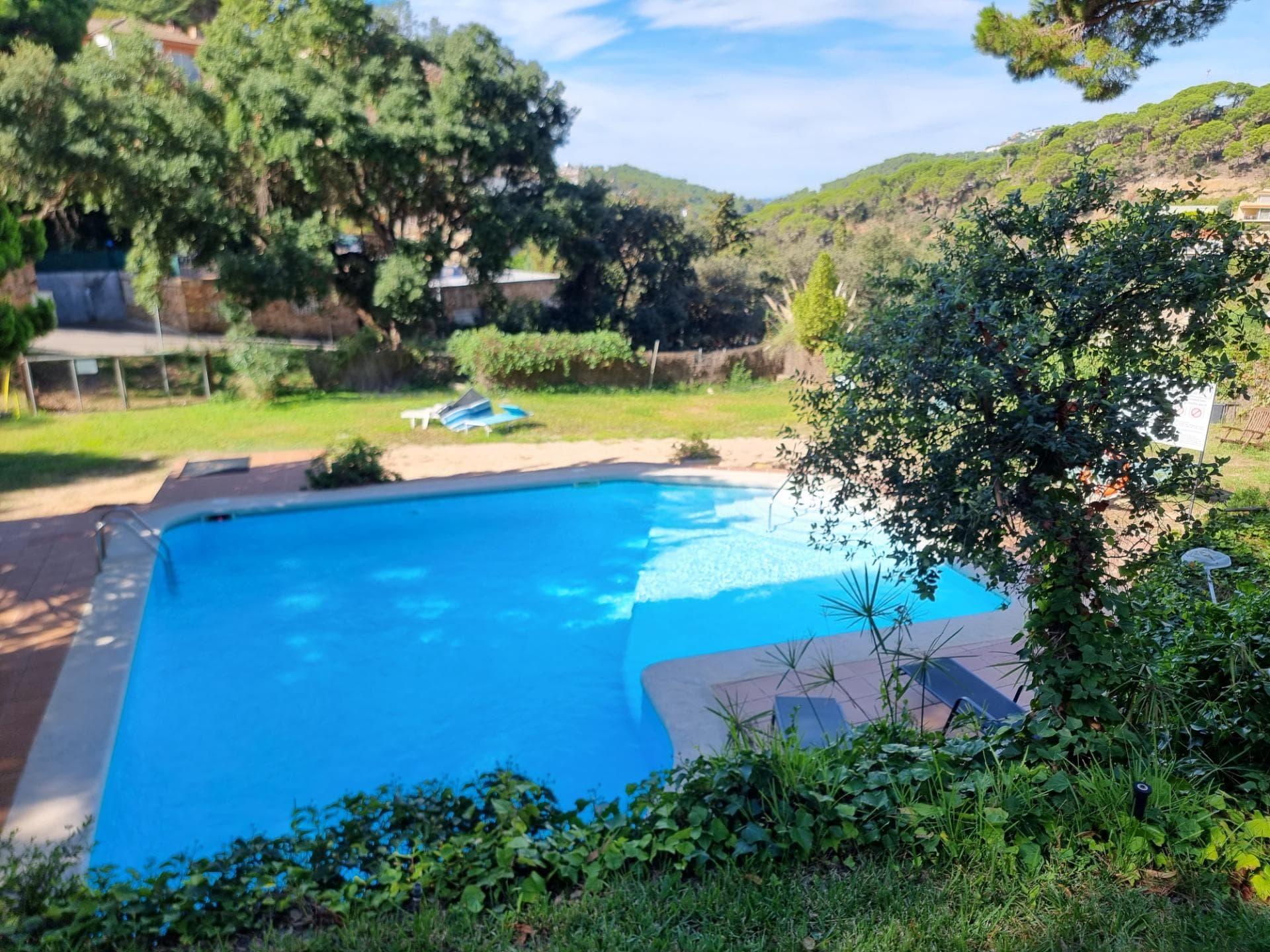 Estudio doble esquinero con balcón soleado, jardín y piscina comunitaria en Cala Canyelles – ¡a 900m de la