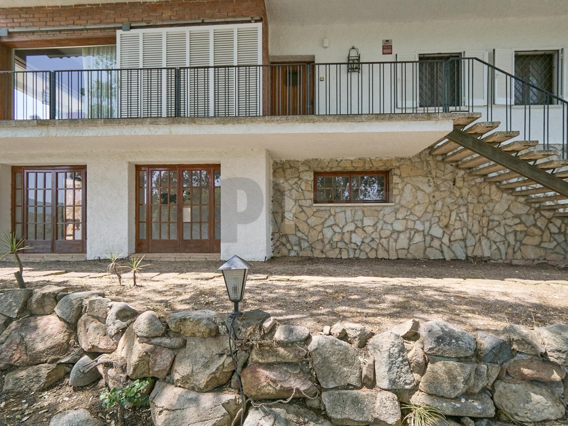 Villa con 2.000 m2 de parcela, privacidad total y gran potencial