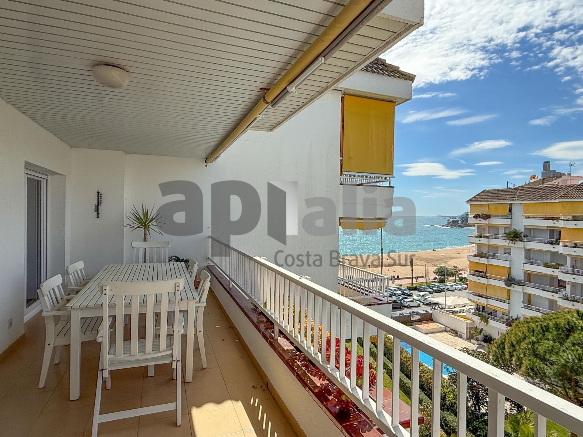 Exclusivo piso reformado con terrazas y vistas al mar en Fenals