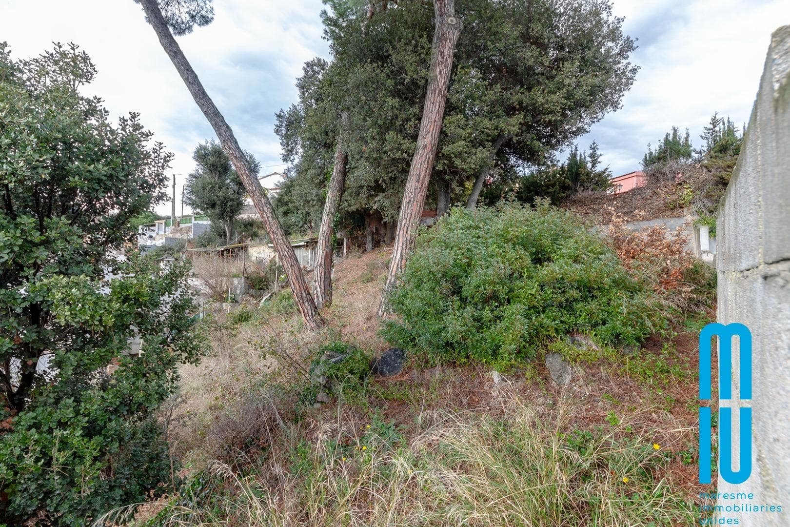 Se vende terreno urbano edificable, rodeado de naturaleza y montañas.