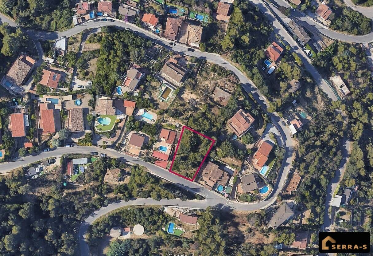 una magnífica parcela de 838 m2 en Sant Genís de Palafolls, ubicada en una urbanización que cuenta con todos