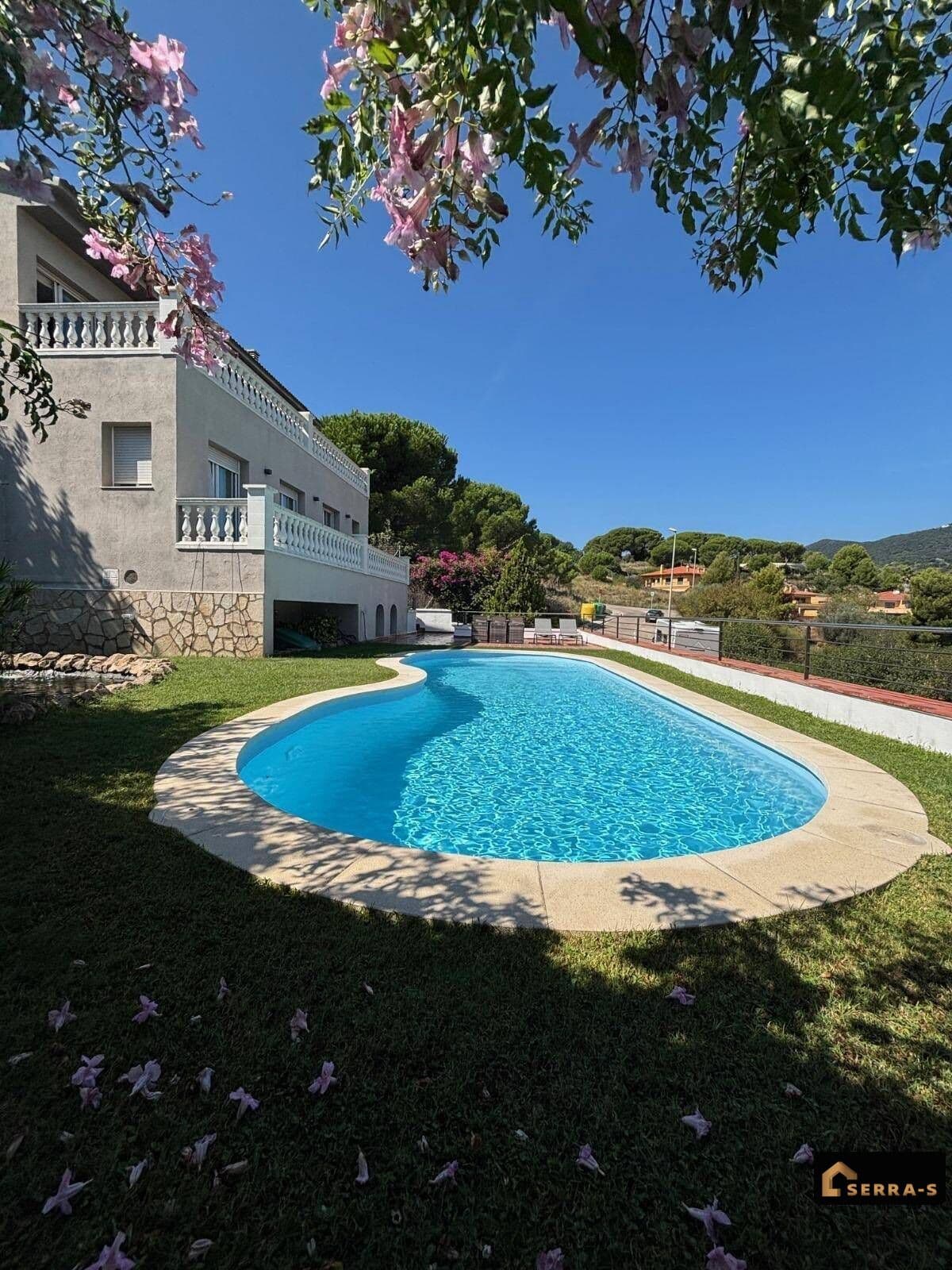 Bienvenido a tu nuevo hogar en Calella, una vivienda unifamiliar de estilo moderno que combina elegancia,