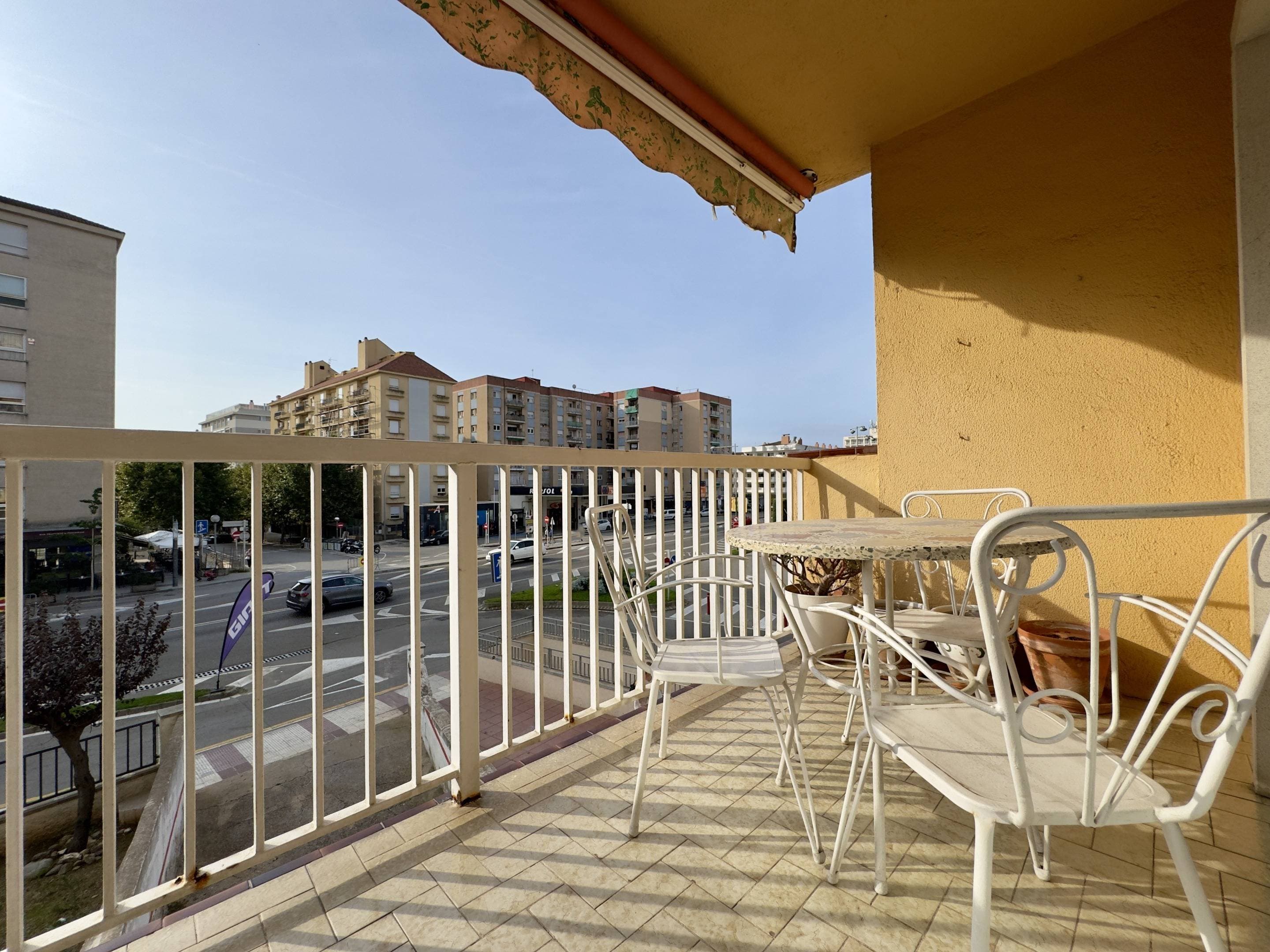 este precioso piso situado en Calella, ideal para disfrutar de la comodidad y el bienestar en cada rincón