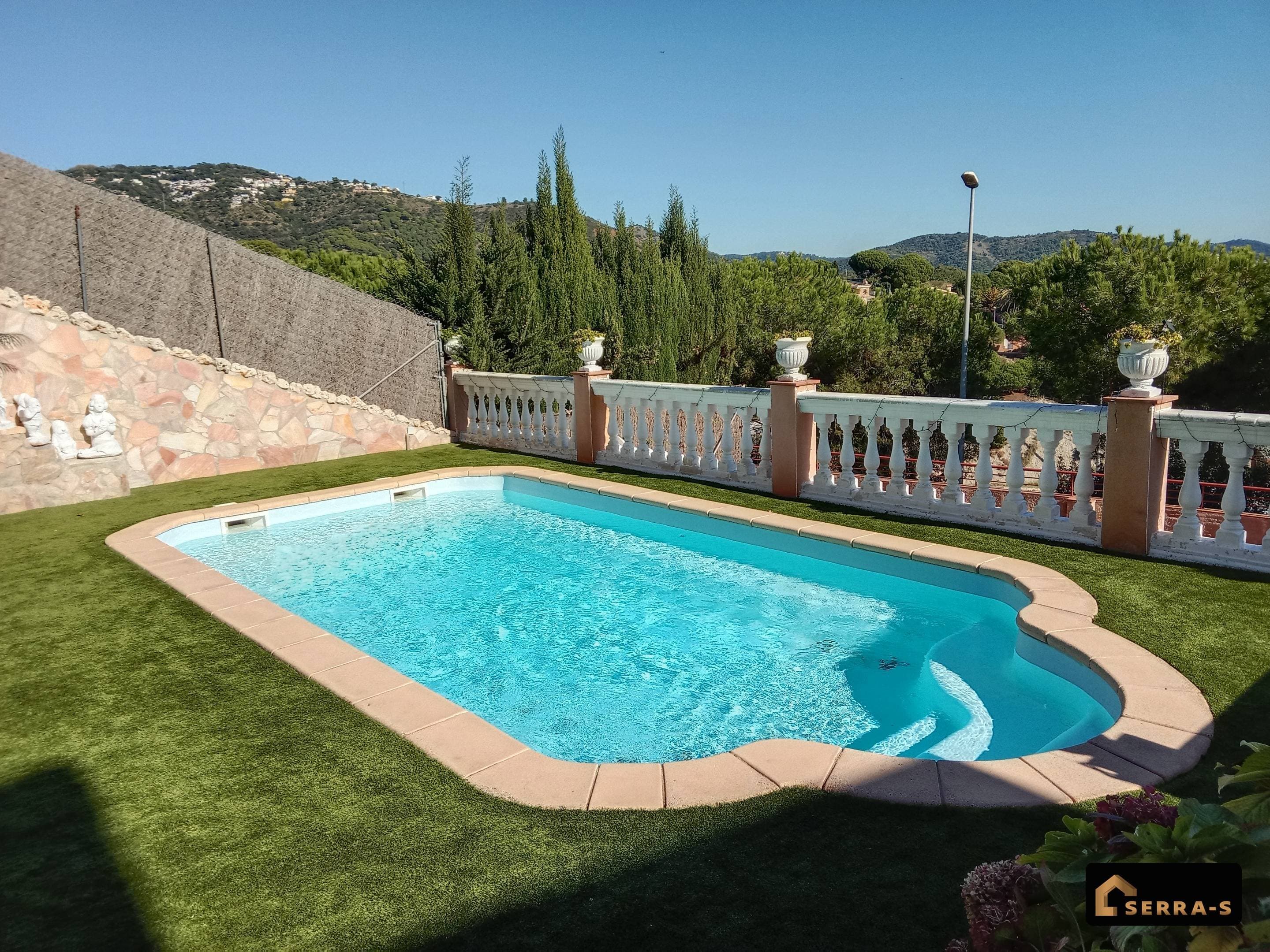 esta preciosa vivienda de dos plantas situada en una de las zonas más tranquilas y codiciadas de Calella,