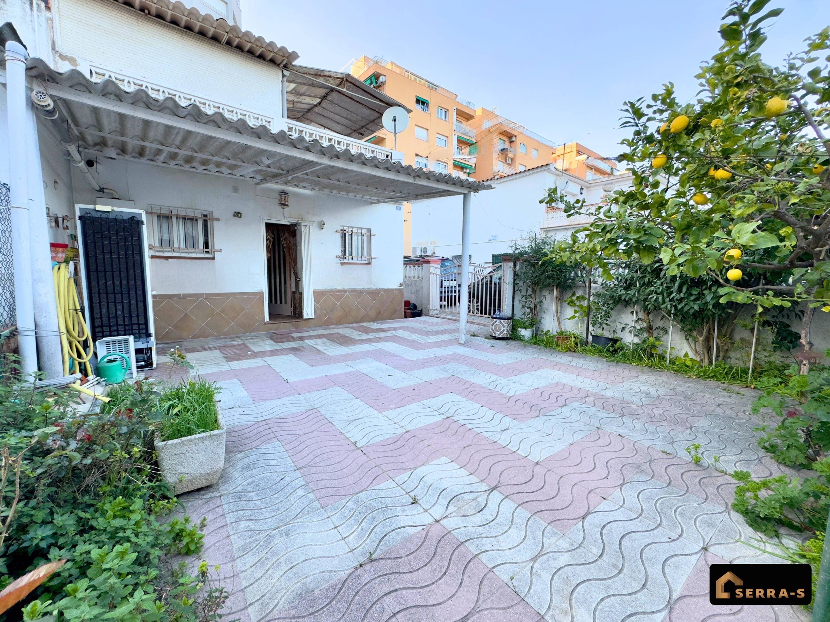 esta encantadora casa de pueblo de dos plantas, ubicada en una zona tranquila y familiar Los Pinos, a pocos