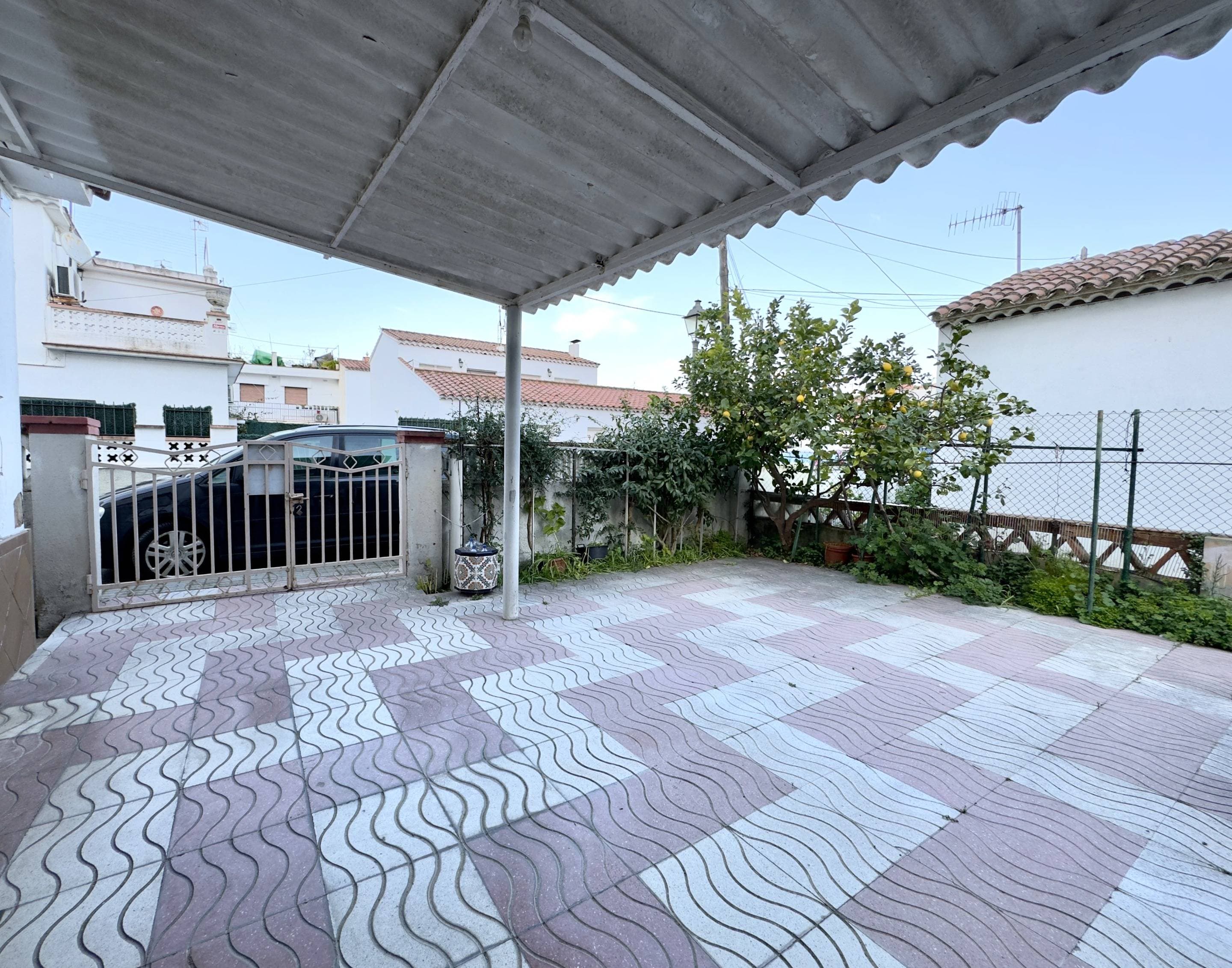 esta encantadora casa de pueblo de dos plantas, ubicada en una zona tranquila y familiar Los Pinos, a pocos