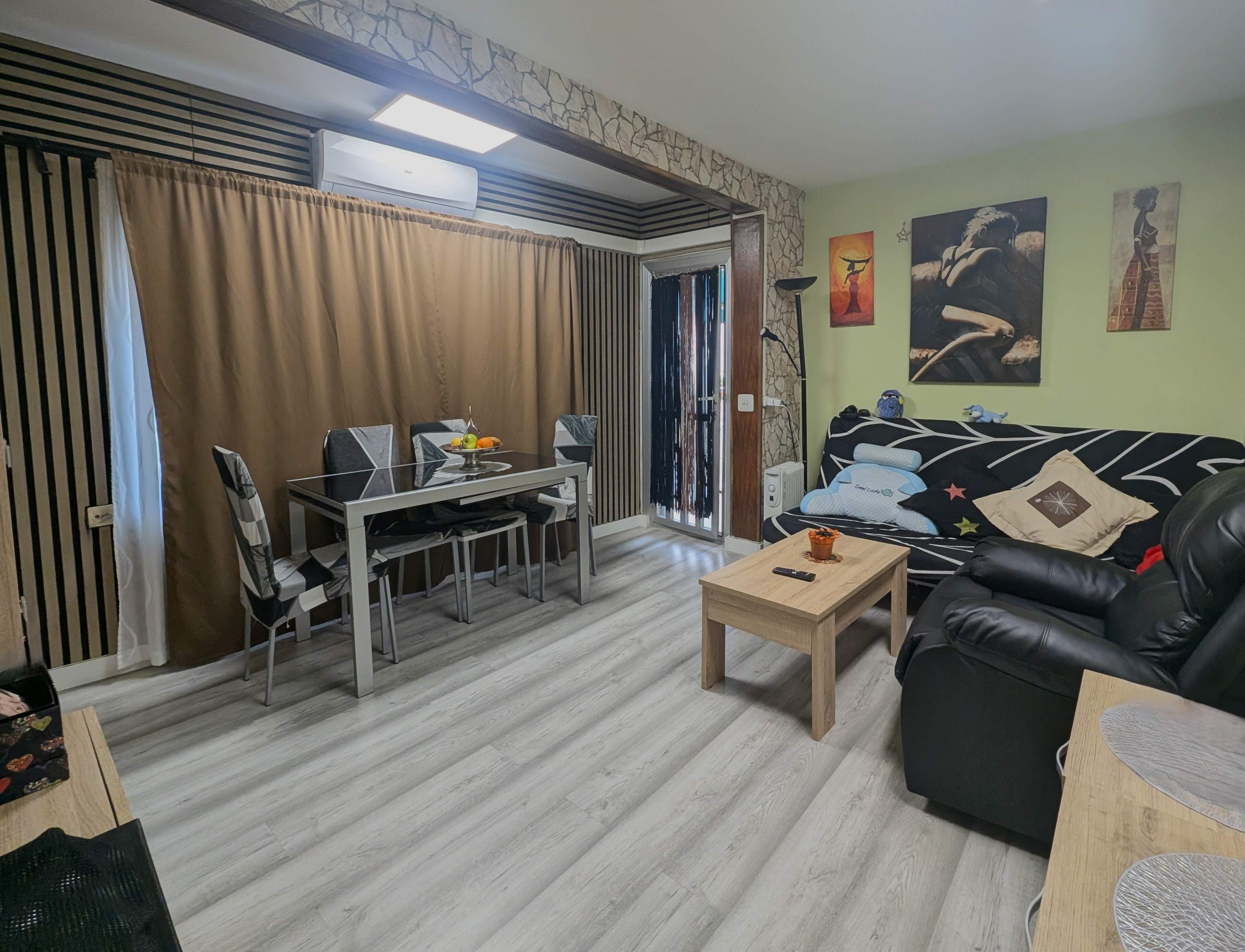 este encantador piso en venta en Blanes, ideal tanto como residencia habitual como para disfrutar de