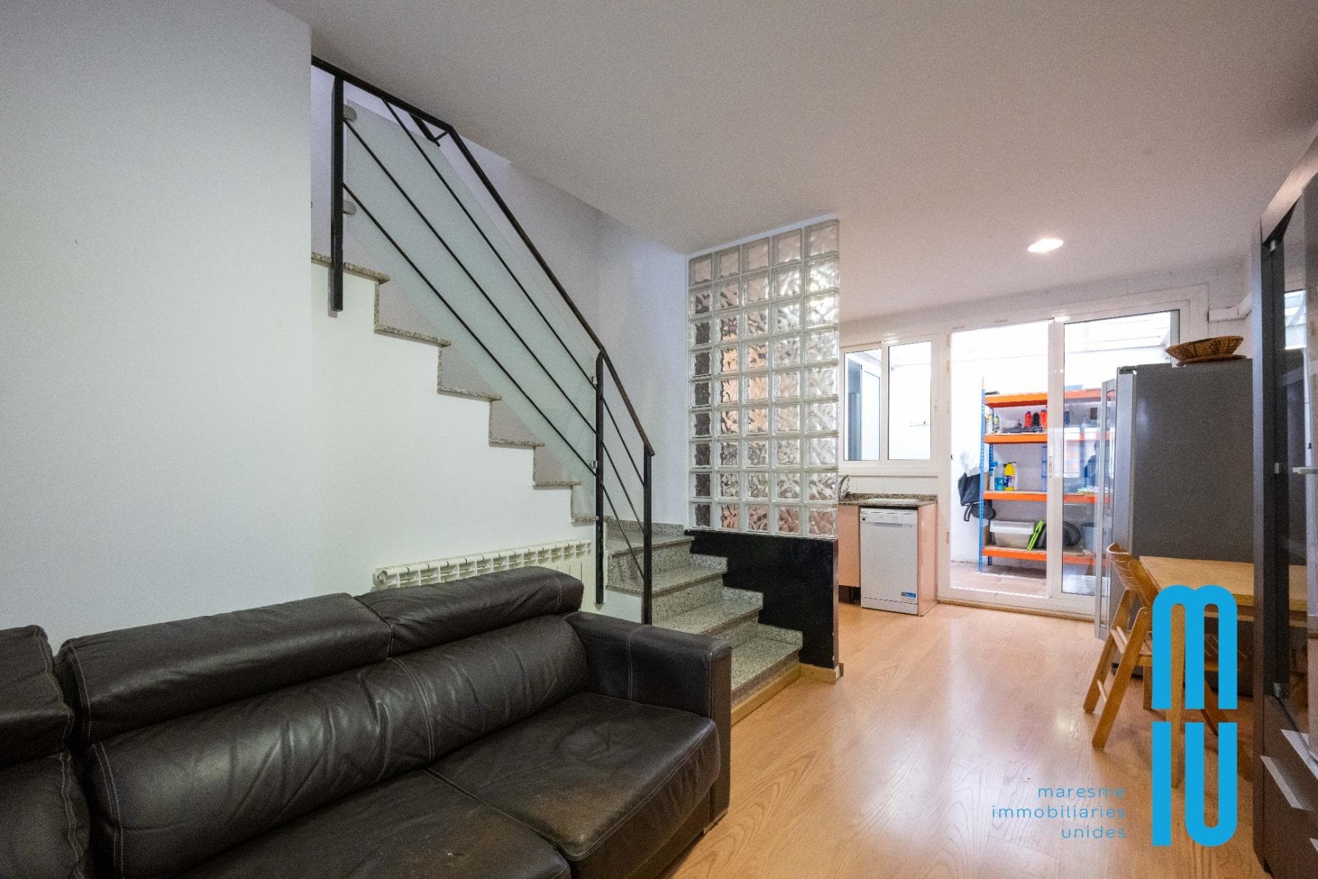 ¿Buscas el encanto de una casa de pueblo con todas las comodidades modernas? Presentamos esta espectacular
