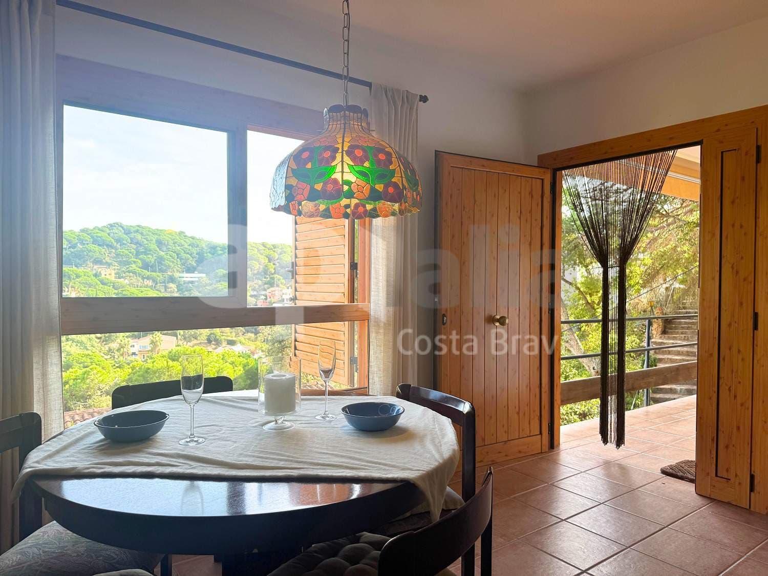 En exclusiva, te presentamos este acogedor apartamento situado en Cala Canyelles, una de las zonas más