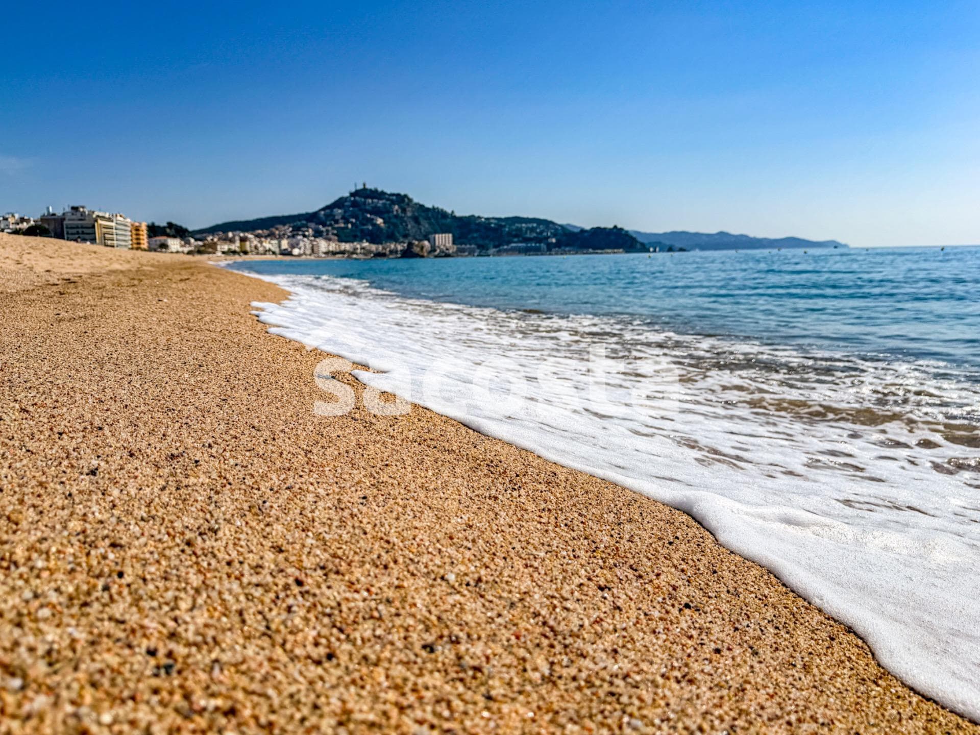 Estudio reformado en primera línea con vistas laterales al mar en Els Pins, Blanes