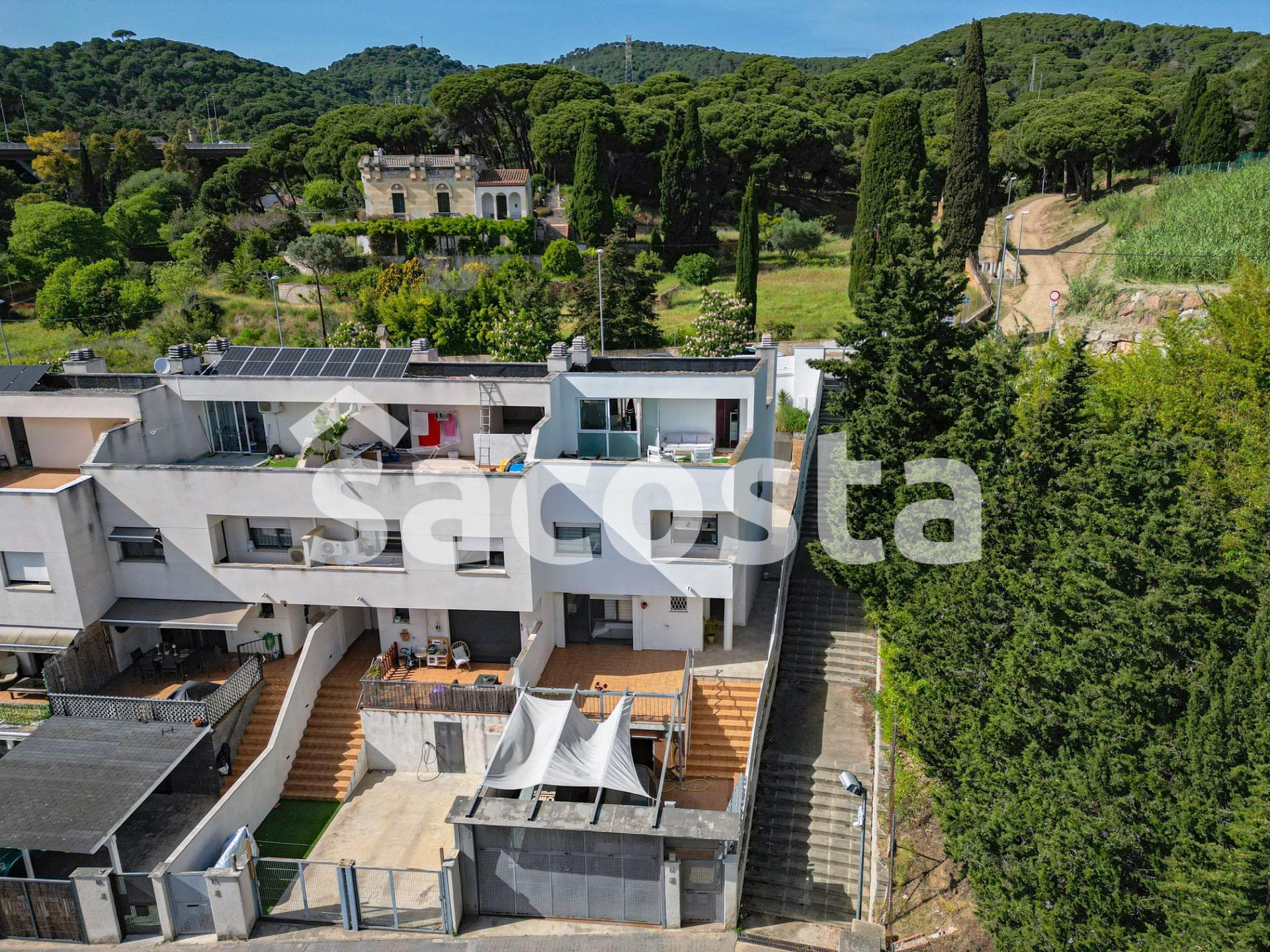 Chalet adosado con piscina, orientación sur y gran amplitud en Canet de Mar
